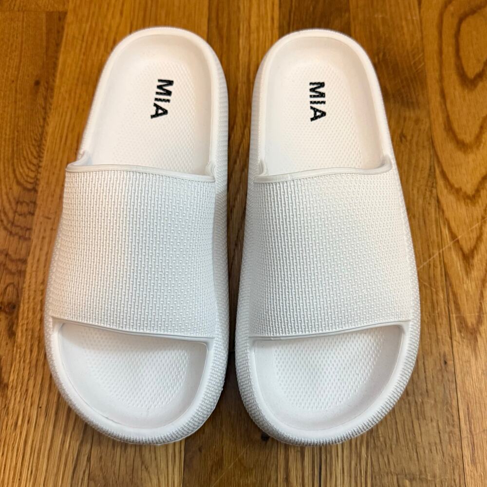 Mia Women’s 9 Lexa White Rubber Slip on Sandals Poolside Vacation Beach Casual